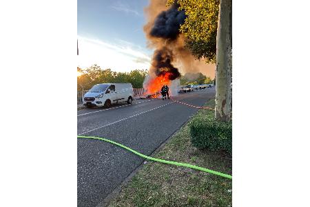 Wohnwagen brennt in voller Ausdehnung