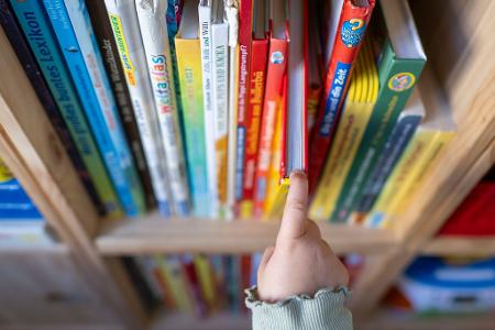 Die Stiftung Lesen bietet kostenfreie Materialien und Projekte zum Lesen und Vorlesen für Kinder. (Symbolbild)