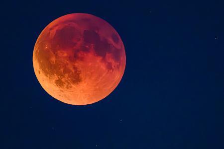 Eine totale Mondfinsternis ist als sogenannter Blutmond am Abendhimmel über Brandenburg zu sehen.