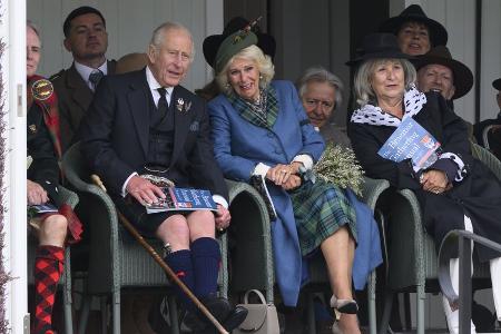 König Charles und Königin Camilla amüsieren sich bei Highland Games König Charles und Königin Camilla amüsieren sich bei Highland Games
