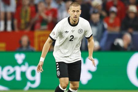 Waldemar Anton - Note: 4,0 - Leistete sich im Spielaufbau einige nervöse Momente und brachte sich mehrfach unnötig selbst in Drucksituationen. Mit Ball am Fuß fehlte über weite Strecken das Tempo.