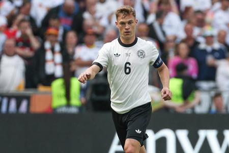 Joshua Kimmich - Note: 3,5 - Bediente die Mitspieler in der Tiefe, wenn er Zeit am Ball bekam. In den biederen Phasen fand auch er allerdings wenig Lösungen. Ist beim DFB in der Rolle als Spielgestalter noch längst nicht so dominant wie beim FC Bayern.