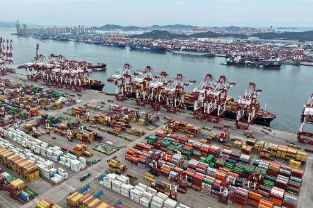 Der Hafen von Qingdao - die chinesischen Exporte in die USA brachen ein. (Archivbild)