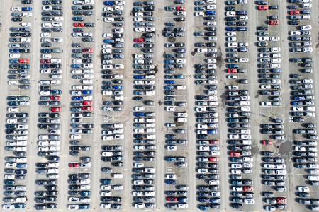Neuwagen bei Volkswagen: Die Produktion in der Autobranche legte im Juni spürbar zu. (Archivbild)