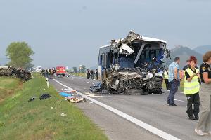 Beim Zusammenstoß eines Lastautos mit einem Linienbus wurde der Vorderteil des Busses zertrümmert, der Busfahrer starb im Krankenhaus.