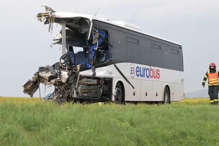 Beim Zusammenstoß wurde der Busfahrer im Wrack eingeklemmt und musste von der Feuerwehr befreit werden.