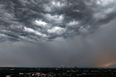 Im Westen sind heute Gewitter und Starkregen möglich. (Symbolbild)