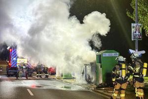 Feuerwehr löscht Container ab; Foto: Feuerwehr Essen