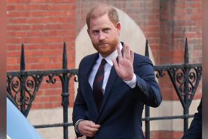 Blumen für Queen Elizabeth II.: Prinz Harry besucht Schloss Windsor