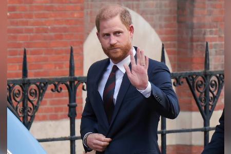 Blumen für Queen Elizabeth II.: Prinz Harry besucht Schloss Windsor Blumen für Queen Elizabeth II.: Prinz Harry besucht Schloss Windsor