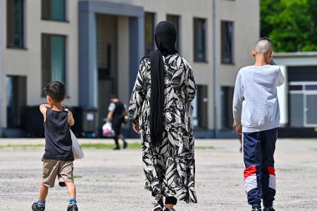 In Deutschland wohnen viele Asylbewerber länger als sie eigentlich müssten in staatlichen Unterkünften, weil sie Schwierigkeiten haben, eine Wohnung zu finden. (Archivbild)