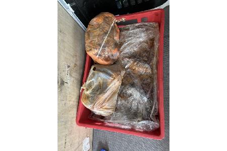 Die aufgefundene Kiste mit Fleisch auf der Ladefläche des VW Crafters.