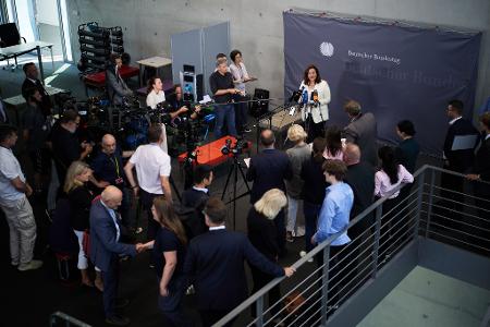 Die Vorsitzende der Enquete-Kommission gibt ein Statement nach der kosntituierenden Sitzung.