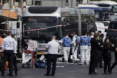 Rettungskräfte am Ort eines Anschlags, bei dem in Jerusalem mehrere Menschen getötet wurden. Rettungskräfte am Ort eines Anschlags, bei dem in Jerusalem mehrere Menschen getötet wurden.