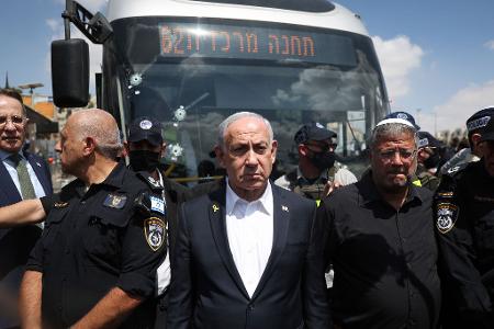 Der israelische Ministerpräsident Benjamin Netanjahu (Mitte) besuchte den Ort des Anschlags. 