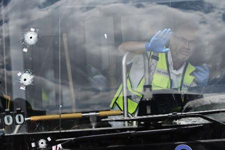 Ein Augenzeuge berichtete, die Angreifer hätten auch in einen Bus geschossen. 