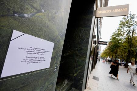 Die Armani-Filiale auf der Düsseldorfer Königsallee blieb am Nachmittag geschlossen.