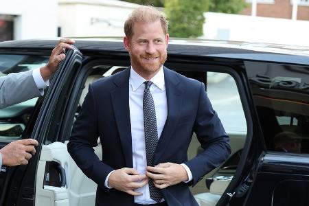 Prinz Harry zeigt sich gut gelaunt in London Prinz Harry zeigt sich gut gelaunt in London