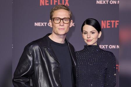 Matthias Schweighöfer und Ruby O. Fee senden Urlaubsgrüße aus Luxuszug