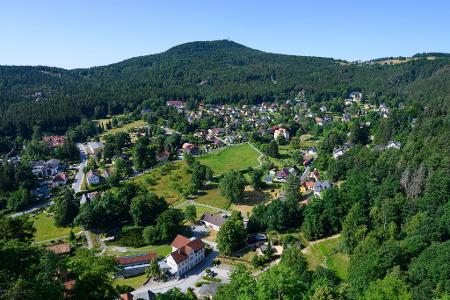 Zittauer Gebirge: Blick von der Festung und dem Kloster Oybin auf den gleichnamigen Kurort an der Grenze zu Tschechien und Polen, im Hintergrund ist der Hochwald zu sehen. (Archivbild)