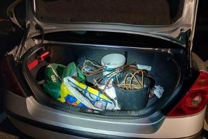 Bundespolizisten stellen Kupferkabel ohne Eigentumsnachweis sicher.
Foto Bundespolizei
