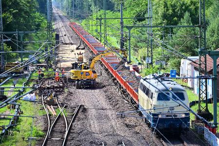 Im August begannen die Modernisierungsarbeiten auf der Strecke Hamburg-Berlin, die dafür bis April 2026 gesperrt ist. (Archivbild)