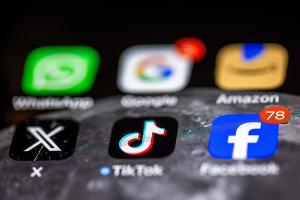Social Media sind die dominante Freizeitbeschäftigung vieler Kinder und Jugendlicher, doch laut Ifo-Umfrage sind TikTok und Co. einer großen Mehrheit in Deutschland suspekt. (Symbolbild)