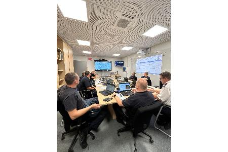 Zur Abwehr einer Hochwasserlage im Stadtgebiet Grevenbroich hat die Feuerwehr Grevenbroich mehrere Stunden lang umfangreiche Schutzmaßnahmen für das Stadtgebiet getroffen. Stellenweise stand der Erftspiegel weniger als einen Meter unterhalb des Straßenniveaus.
Foto: Feuerwehr Grevenbroich