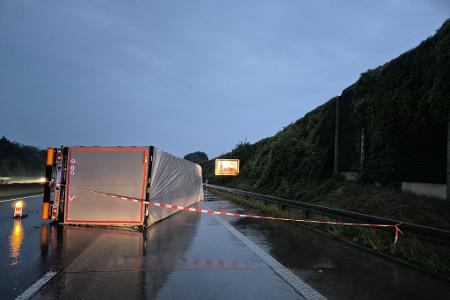 Bei dem Unfall wird Aquaplaning als Ursache angenommen. 