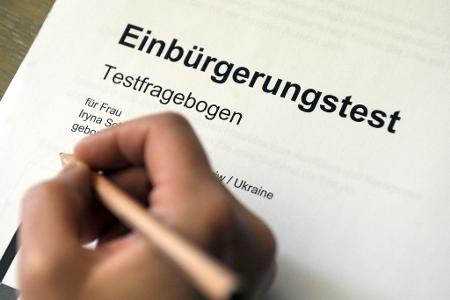 Erfolgreich absolvierte Sprachtests werden nicht nur für die Einbürgerung verlangt, sondern in vielen Fällen auch für den Familiennachzug. (Symbolbild)