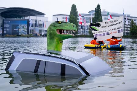 Schon vor der offiziellen Eröffnung protestierte Attac mit einem 