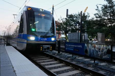 In einer Stadtbahn in den USA kam es zu einem tödlichen Angriff auf eine junge Frau. In einer Stadtbahn in den USA kam es zu einem tödlichen Angriff auf eine junge Frau.