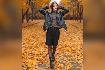 Bereit für die kühlen Tage: Sommerteile herbsttauglich stylen Bereit für die kühlen Tage: Sommerteile herbsttauglich stylen