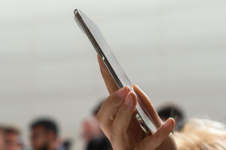 Eine Teilnehmerin der Vorstellung neuer iPhone-Modelle von Apple probiert das neue iPhone Air aus.