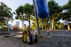 Leere Bier- und Limonadenflaschen gehören in Deutschland zunehmend zum Stadtbild. (Archivbild) 