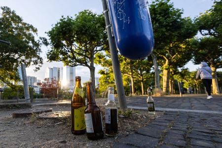 Leere Bier- und Limonadenflaschen gehören in Deutschland zunehmend zum Stadtbild. (Archivbild) Leere Bier- und Limonadenflaschen gehören in Deutschland zunehmend zum Stadtbild. (Archivbild)