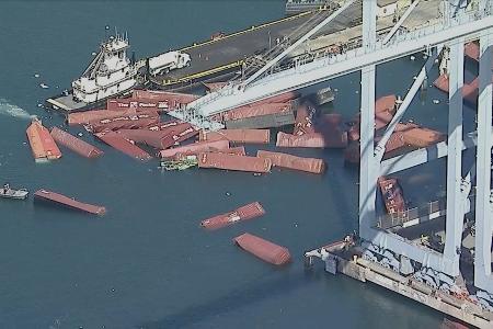 Container stürzen im Hafen von Long Beach ins Meer