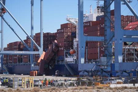 Fast 70 Container stürzten ins Wasser.