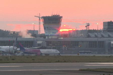 Der Flughafen Warschau-Chopin wurde während der Abschussaktion vorübergehend geschlossen. Mittlerweile läuft der Betrieb wieder. (Foto aktuell) Der Flughafen Warschau-Chopin wurde während der Abschussaktion vorübergehend geschlossen. Mittlerweile läuft der Betrieb wieder. (Foto aktuell)