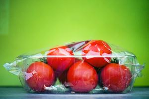 Trotz jahrelanger Nachhaltigkeitsdebatten wird Gemüse häufig noch in Plastikverpackungen verkauft. (Symbolbild)