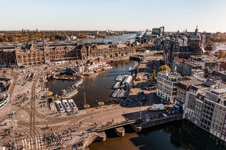 Blick auf den Hauptbahnhof von Amsterdam
