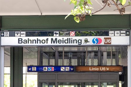 Eingangsschild zum Wiener Bahnhof Meidling
