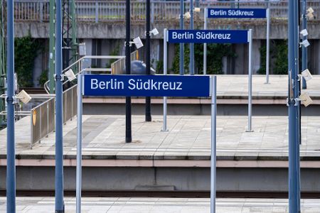 Gleise mit Schildern des Bahnhofs Berlin Südkreuz