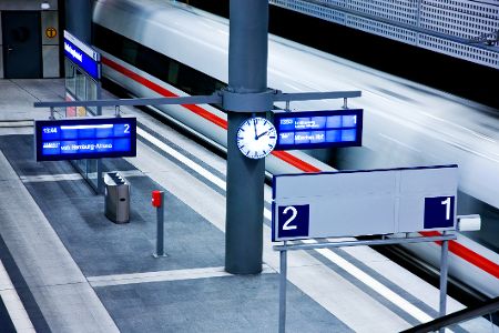 Modernes Bahngleis mit einfahrendem Zug