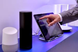 Daten, die etwa Geräte für das "smart Home" sammeln, sollen Nutzerinnen und Nutzern ab Freitag leichter zugänglich gemacht werden. (Symbolbild)