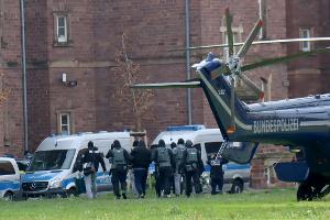 Verdächtige werden zum Ermittlungsrichter am Bundesgerichtshof gebracht. (Archivbild)