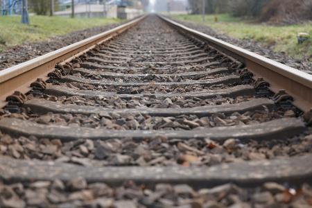 Die Bahn zählt ebenfalls zu den Sektoren, die ihre Widerstandsfähigkeit nachweisen müssen. (Symbolbild)