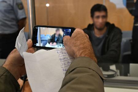 Die Richter verurteilten den Syrer zu lebenslanger Haft, stellten die besondere Schwere seiner Schuld fest und ordneten die anschließende Sicherungsverwahrung an. 