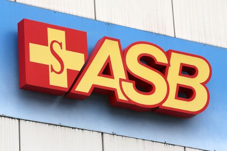 Logo vom ASB an einer Wand
