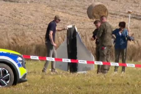 Einsatzkräfte von Polizei und Militärpolizei sichern Teile einer beschädigten Drohne. Einsatzkräfte von Polizei und Militärpolizei sichern Teile einer beschädigten Drohne.